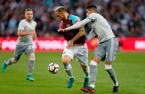 通过专注于 通过专注于